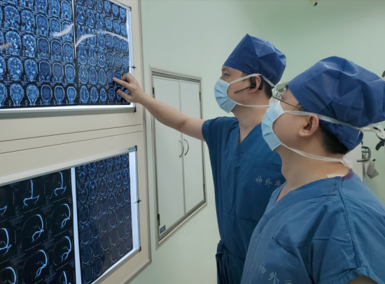 赵天智、薛亚飞在术中