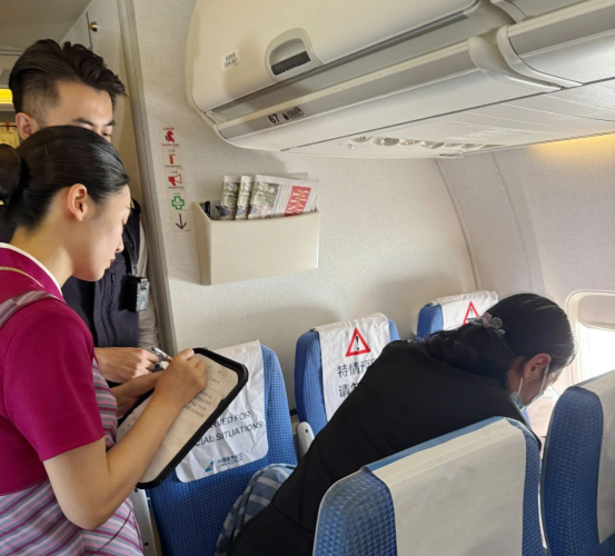 [媒体聚焦]万米高空紧急施救 军医仁心守护生命