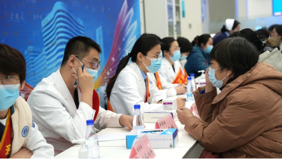 大学各单位用实际行动续写新时代“雷峰故事”