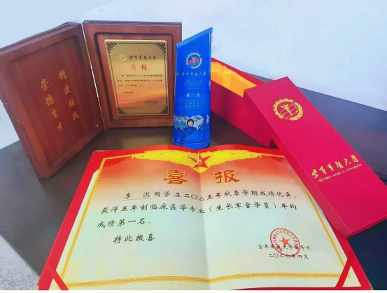 大学各教学单位将专业第一的喜报送至学员家中